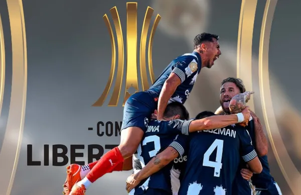 Jugadores de Rayados y logo de Copa Libertadores/ Foto Urban Pitch.