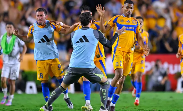 Jugadores de Tigres festejan gol realizado (Fuente: Mexsports)