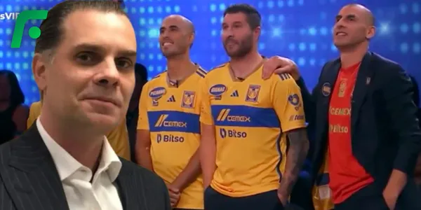 Jugadores de Tigres y Christian Martinoli (Fuente: TV Azteca)