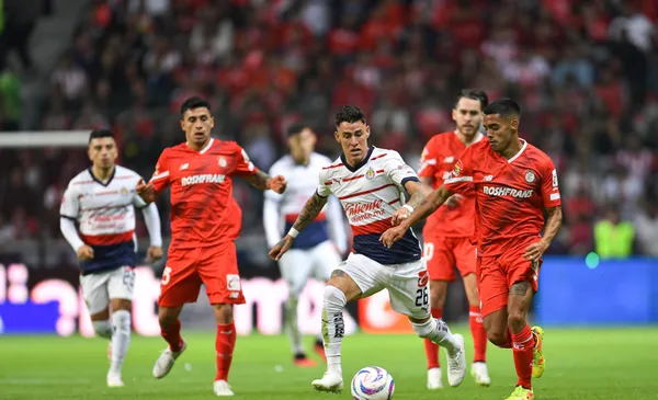 Jugadores de Toluca y Chivas pelean una pelota (Fuente: Mexsports)