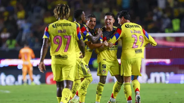 Jugadores del Club América festejando un gol ante Mazatlán