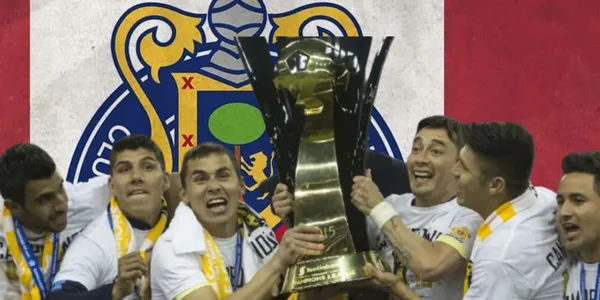 Jugadores del América junto al escudo de Chivas / FOTO FACEBOOK