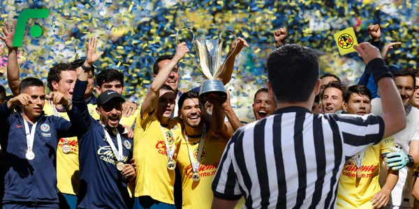 Jugadores del América levantando el trofeo de la Supercopa MX (Fuente: MEXSPORT)