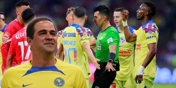 Jugadores del América reclaman a Escobedo durante el duelo ante Toluca / Foto: Getty Images