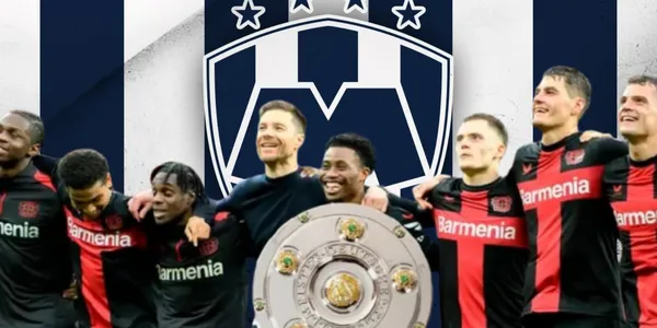 Jugadores del Bayer Leverkusen junto al escudo de Rayados / FOTO X