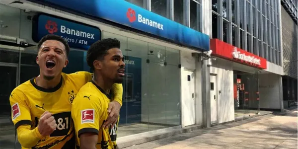 Jugadores del Borussia Dortmund junto a sucursales de bancos mexicanos / FOTO AP