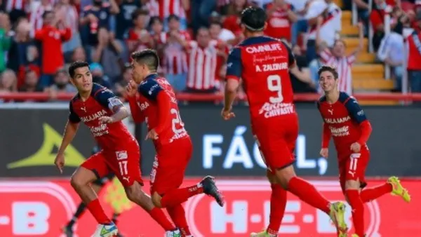 Jugadores del Chivas de Guadalajara en la cancha (Foto: Rebaño Pasión - Bolavio)