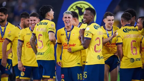 Jugadores del Club América festejando el tricampeonato