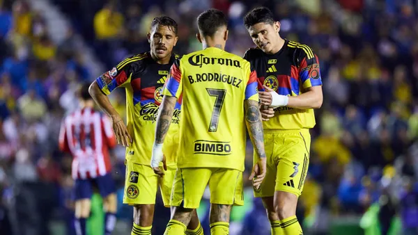 Jugadores del Club América tras la derrota ante Chivas