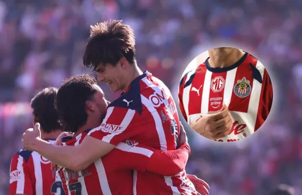 Jugadores del Guadalajara celebrando y escudo/ Foto Chivas.