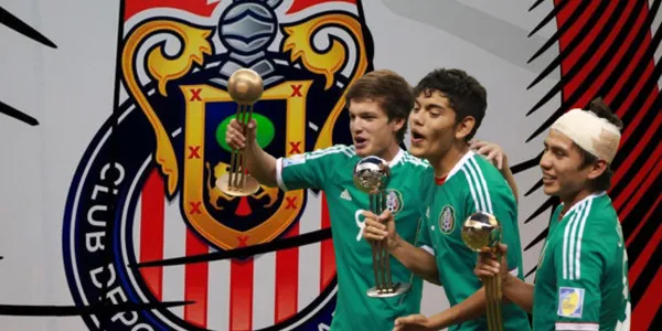 Jugadores del Tri Sub 17 junto al escudo de Chivas / FOTO ESTO