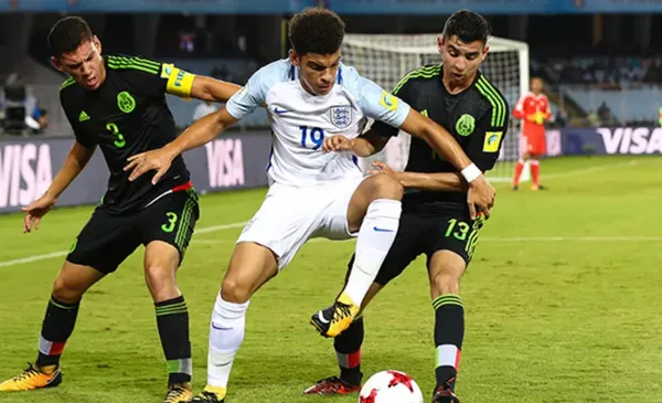 Jugadores mexicanos cubren a un futbolista de Inglaterra (Fuente: Concacaf)