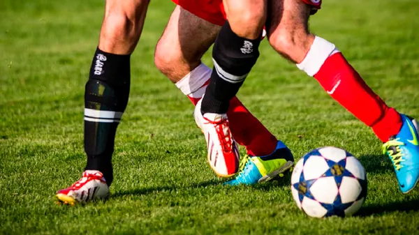 Jugando en cancha sintetica (Foto: Parque y Grama).