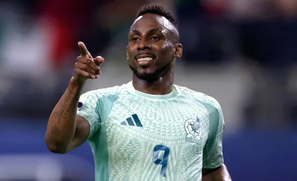 Julián Quiñones con la playera de la selección mexicana (Fuente: Mexsports)