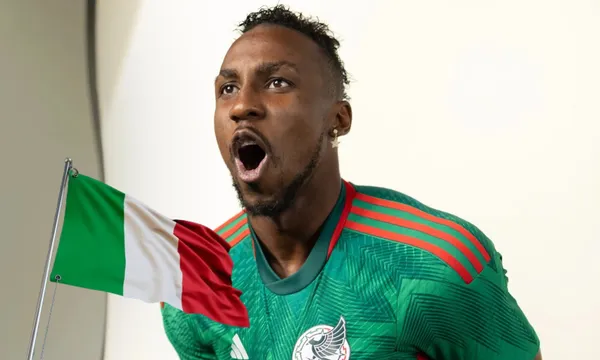 Julián Quiñones con la playera de México y a su izquierda la bandera de Italia / Goal