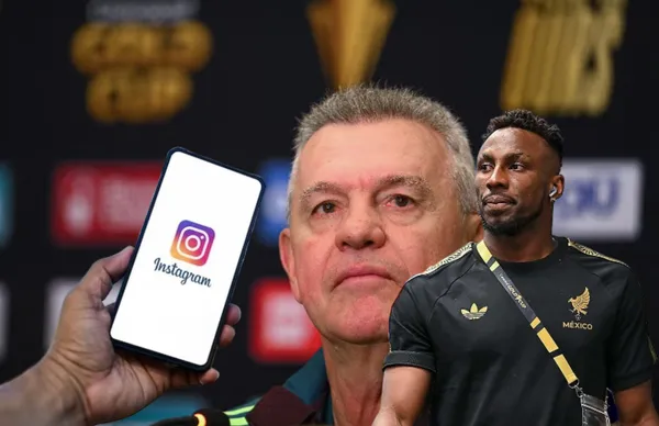 Julián Quiñones, Javier Aguirre y celular en mano/Foto Imago 7.