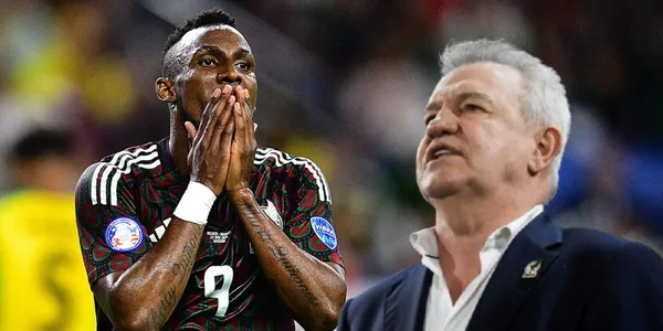 Julián Quiñones junto a Javier Aguirre / FOTO 12NEWS