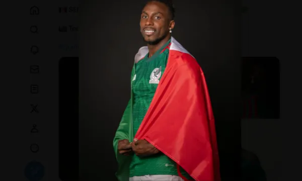 Julián Quiñones se toma una foto con la bandera de México / FMF