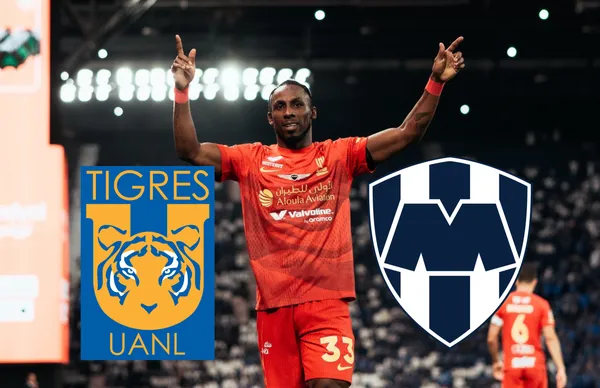 Julián Quiñones y escudos de Tigres y Rayados/ Foto Al Qadisiyah.
