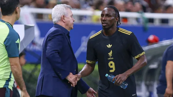 Julián Quiñones y Javier Aguirre durante el partido entre México y Ecuador