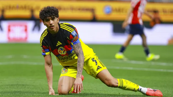 Kevin Álvarez durante el partido entre Chivas y América