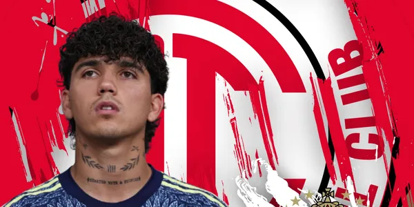 Kevin Álvarez junto al escudo del Toluca / FOTO GETTY IMAGES