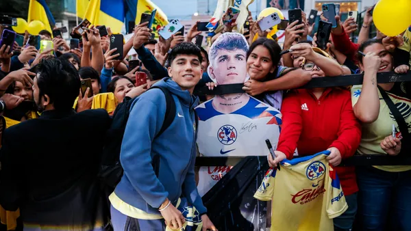 Kevin con aficionados | Foto: @ClubAmerica