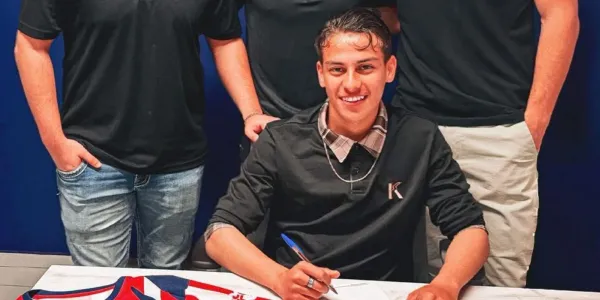 Kevin García firmó su contrato como nuevo jugador de Chivas