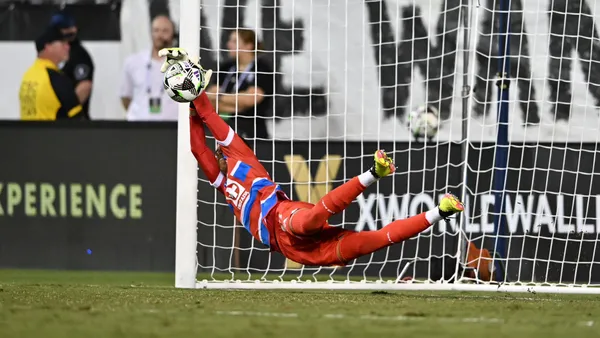 Kevin Mier atajando penal. | Foto: X oficial de @CruzAzul