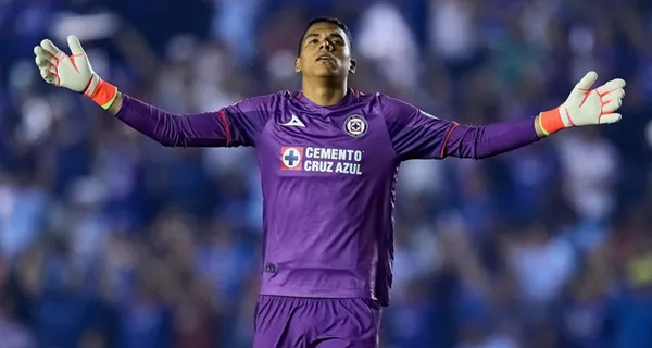 Kevin Mier con la playera de Cruz Azul festeja (Fuente: Mexsports)