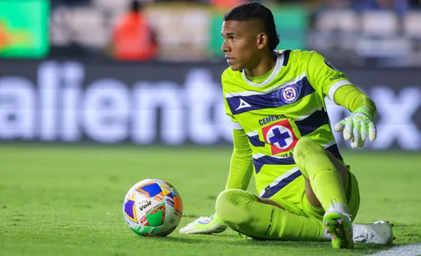 Kevin Mier domina pelota en juego (Fuente: Mexsports)