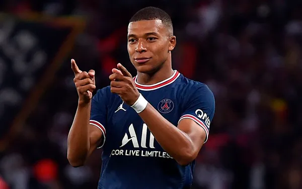Kylian Mbappé le demuestra a José Juan Macías la forma de salir de un club.