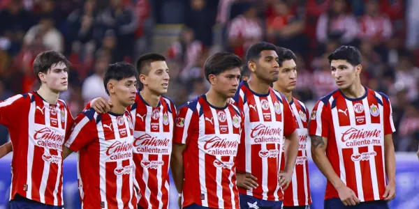 La afición arremetió contra un futbolista de Chivas tras caer en penales ante Atlas