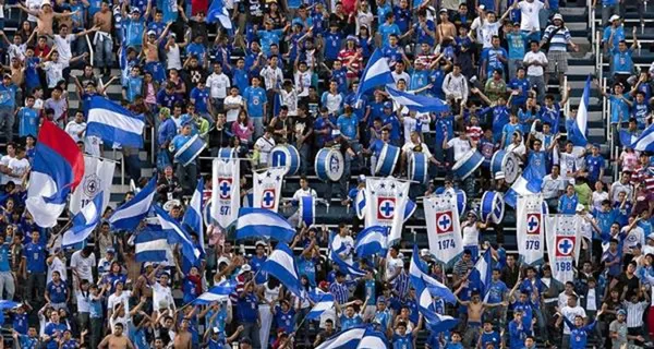 La afición de Cruz Azul se dio cita en el Nou Camp para apoyar a los celestes frente al León