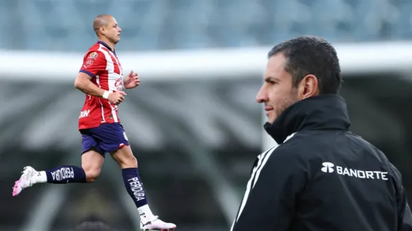 La decisión de Lozano sobre llamar a Chicharito