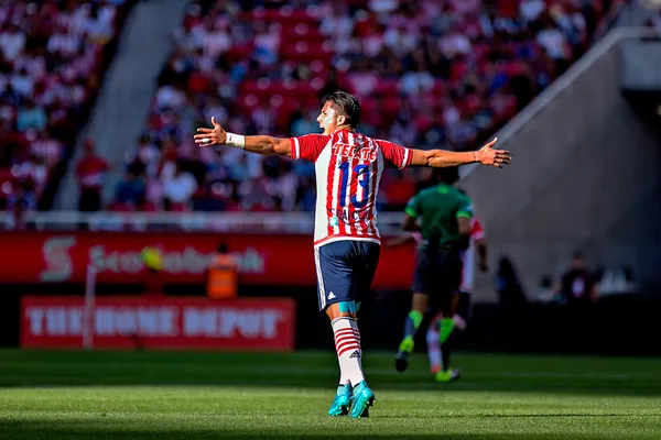 La directiva de Chivas había prometido a Salcedo enviarlo a Europa si se salvaban del descenso, lo que inició la carrera del defensor en el Viejo Continente.