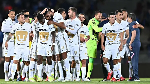 La efusividad se apoderó de los jugadores de Pumas tras vencer a Cruz Azul y obtener su boleto al repechaje, tanto así que Erik Lira zapeó a un policía.