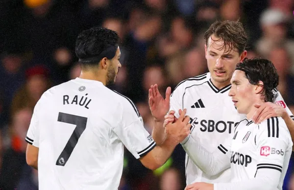 La jugada de Raúl Jiménez volvió a despertar comentarios inesperados en Inglaterra.