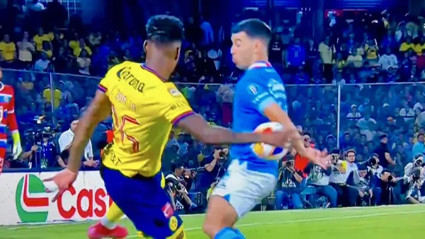 La jugada polémica en el Cruz Azul vs América (Foto: MEXSPORT)