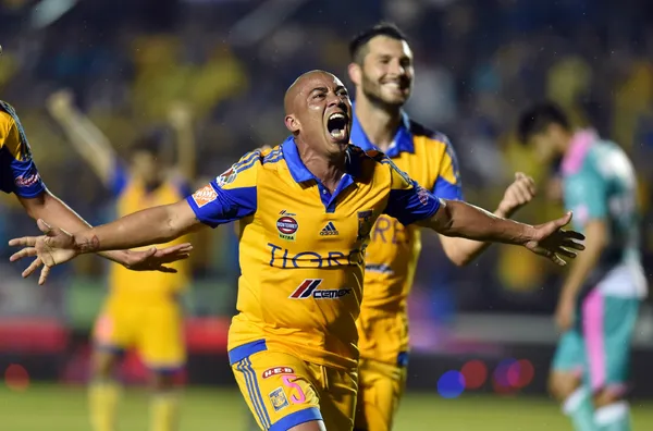 La nueva generación de Tigres. Así apareció el nuevo Arévalo Ríos con la playera felina.