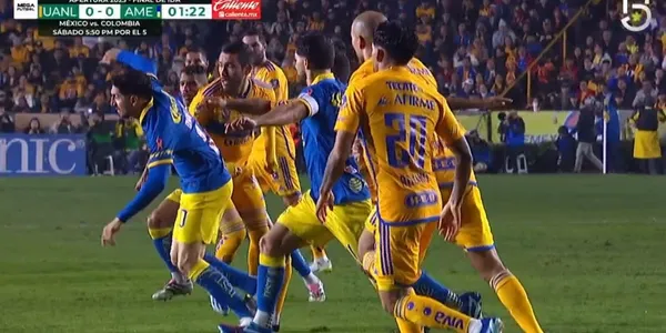 La primera jugada polémica de la Final del Torneo Apertura 2023 llegó al segundo 44 del primer tiempo.