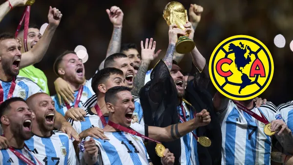 La selección argentina levantando el trofeo de la copa del mundo