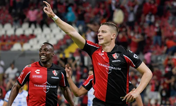 La serie semifinal entre universitarios y rojinegros comenzó y parece que tenemos al primer finalista