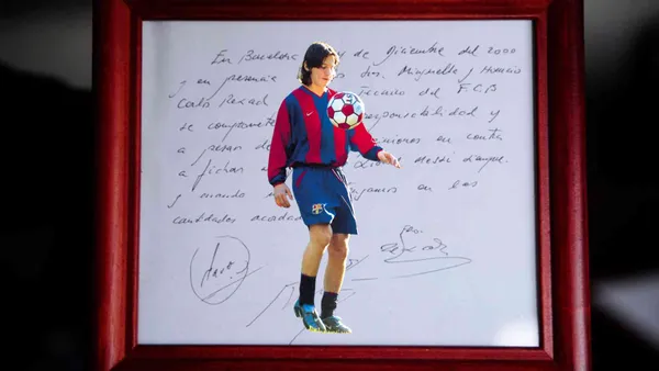 La servilleta en la Carles Rexach hizo el contrato y firmó el fichaje de Lionel Messi saldrá a la venta por una cinfra millonaria