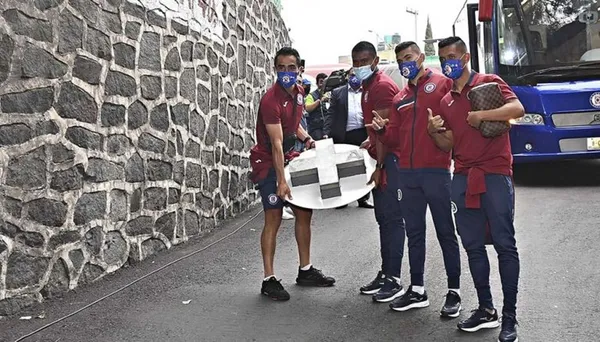 Las cábalas jamás dejarán de existir en el mundo del futbol pero existe una bastante pesada que le atañe a La Máquina de Cruz Azul y se trata de una cruz de cemento.