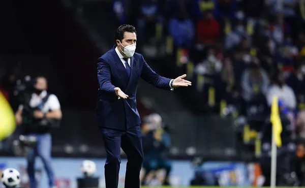 Las Chivas no pasaron del empate ante el Querétaro y este técnico podría suplir a Marcelo Michel Leaño.