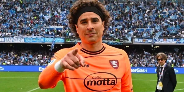 Las pancartas dedicadas a Guillermo Ochoa en pleno partido de la Salernitana