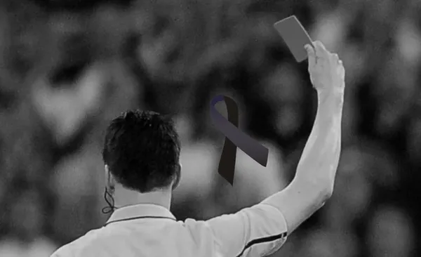 Lazo negro en señal de luto, a la derecha, árbitro saca tarjeta roja (Fuente: m30 y Marca)