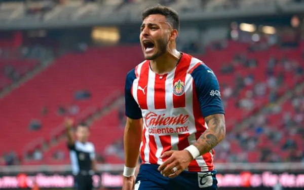 Leaño podría estar pensando en las formas de encajar a Macías en Chivas, y Alexis Vega podría verse afectado.