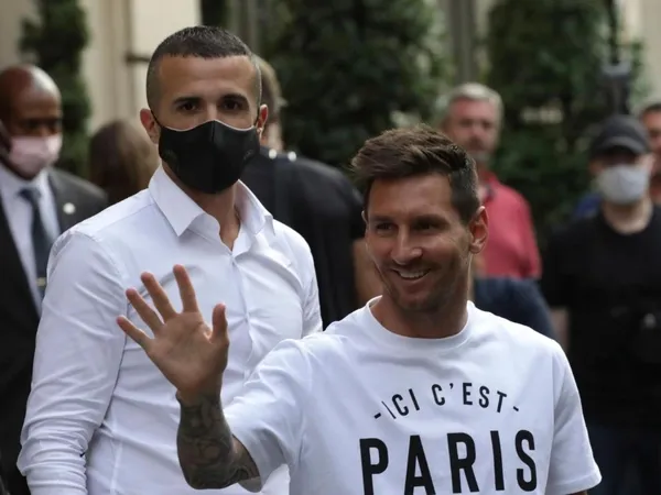 Leo Messi pasó un momento de mucha angustia al separarse tanto de su hogar como del lugar que lo cobijó durante los mejores años de su vida. Para llevar adelante esta nueva etapa en París, hay una persona que lo acompaña en cada paso: Bob. Conoce más acerca de este personaje.